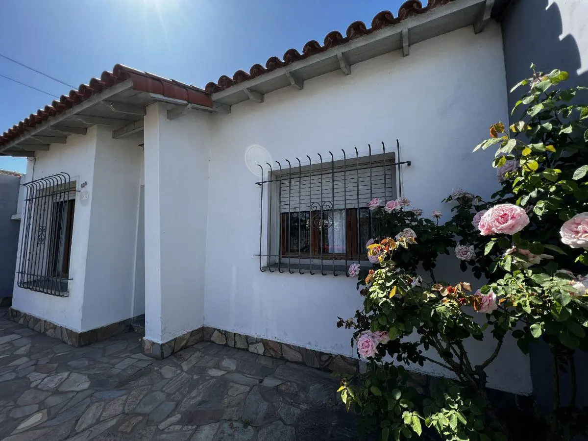 Casa con patio y cochera 3