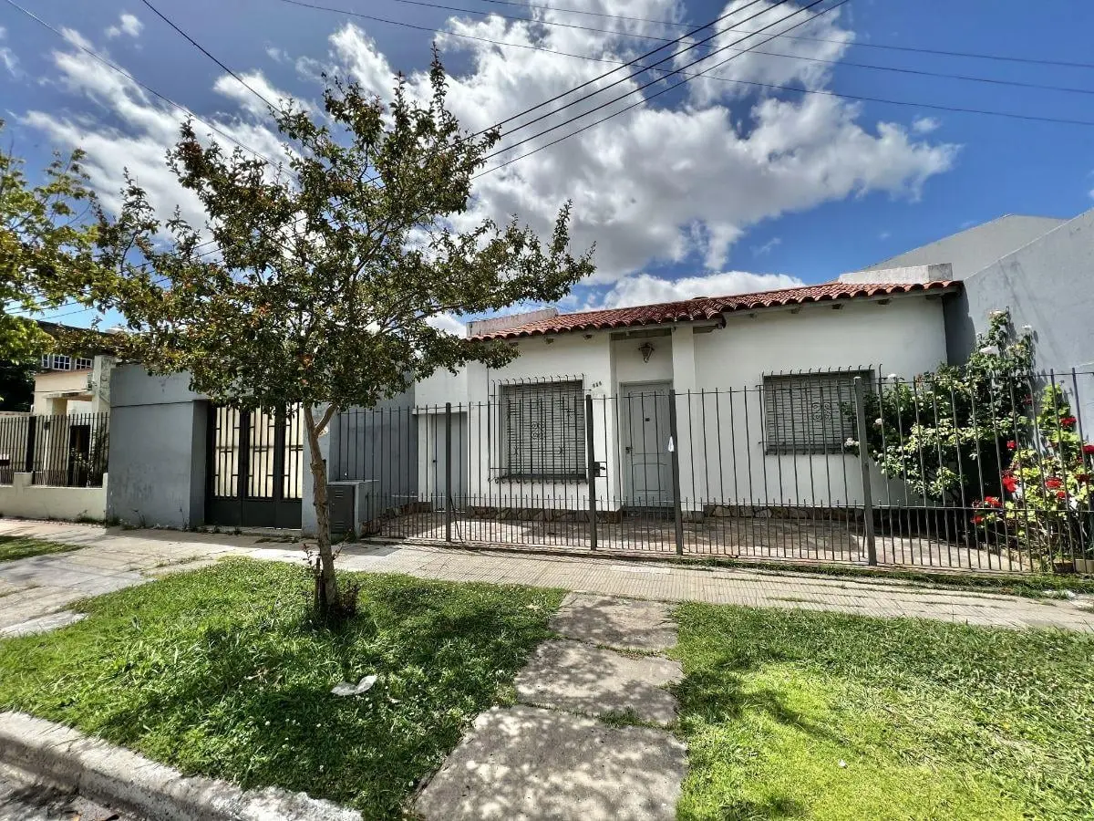 Casa con patio y cochera 4