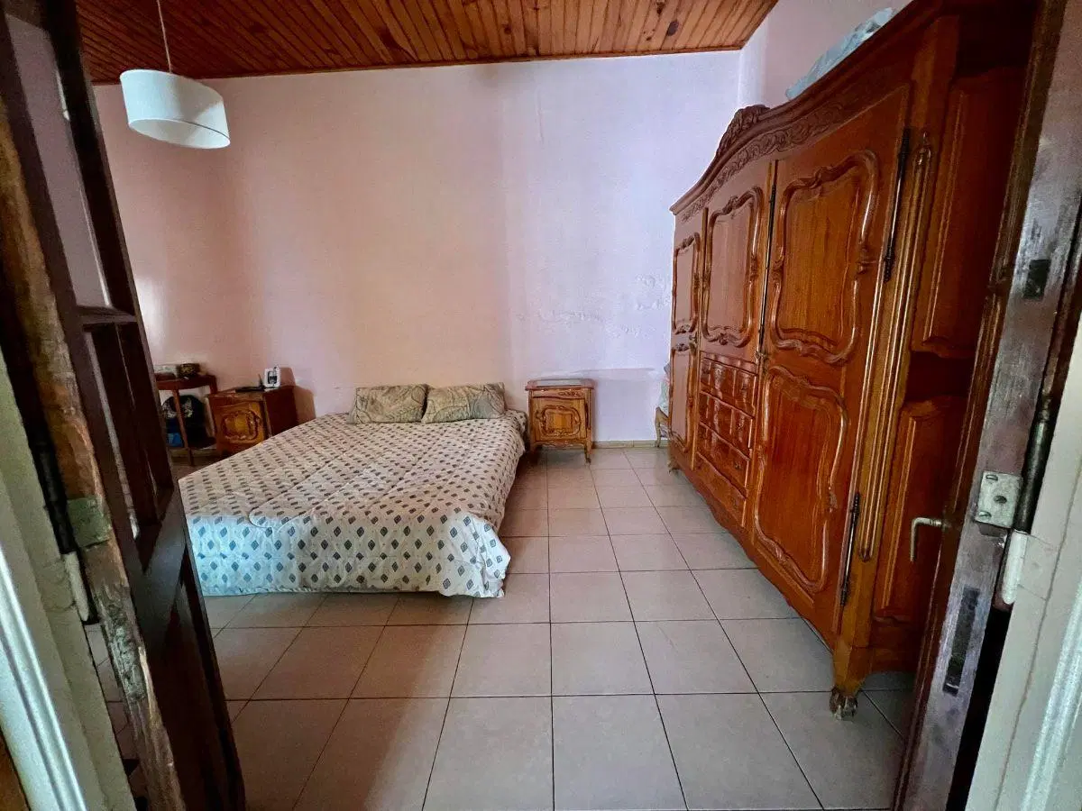 Muy linda casa con cochera y verde 4