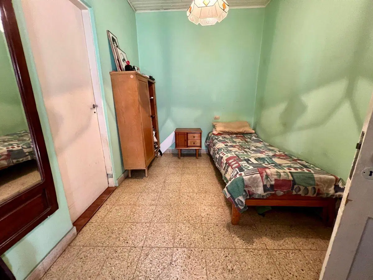 Muy linda casa con cochera y verde 2