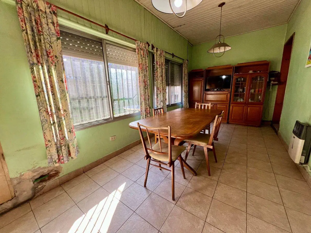 Muy linda casa con cochera y verde 5