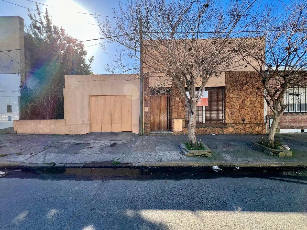 Muy linda casa con cochera y verde 3