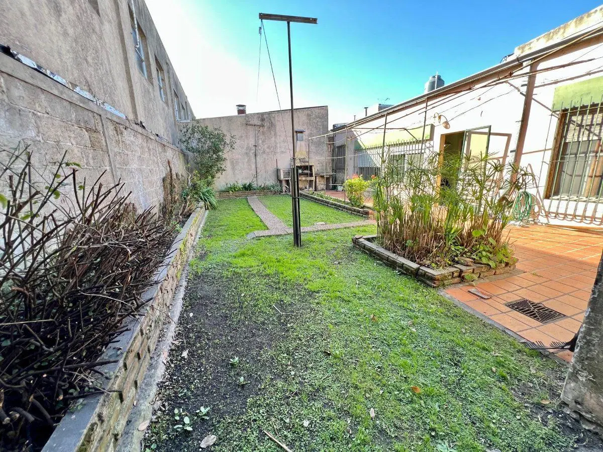 Muy linda casa con cochera y verde 8