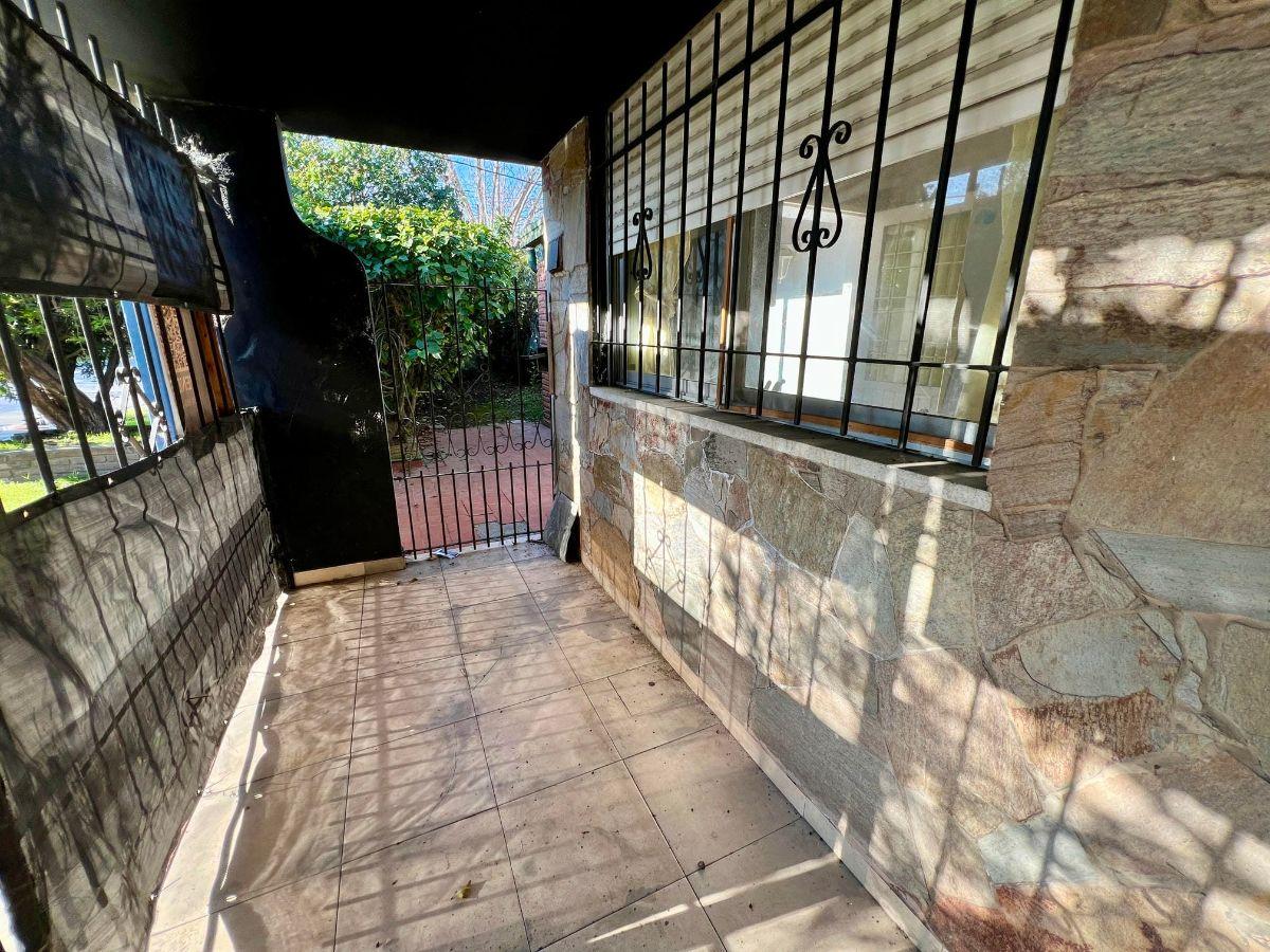 Foto de Muy buena casa con verde y cochera, imagen 1