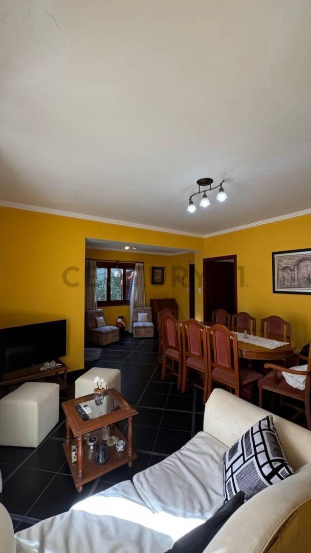 CASA DE TRES DORMITORIOS CON PATIO Y PILETA