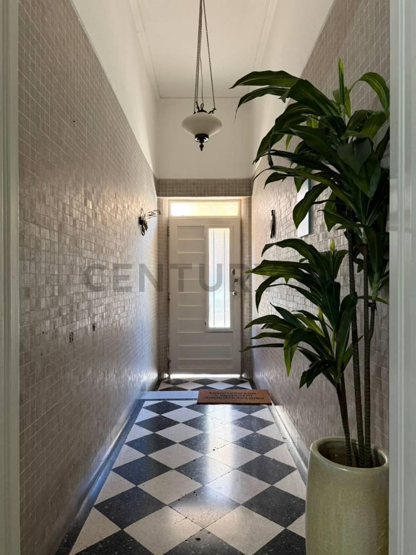 VENTA DE HERMOSA CASA DE 3 HABITACIONES CON PILETA Y COCHERA EN EL CENTRO DE VENADO TUERTO