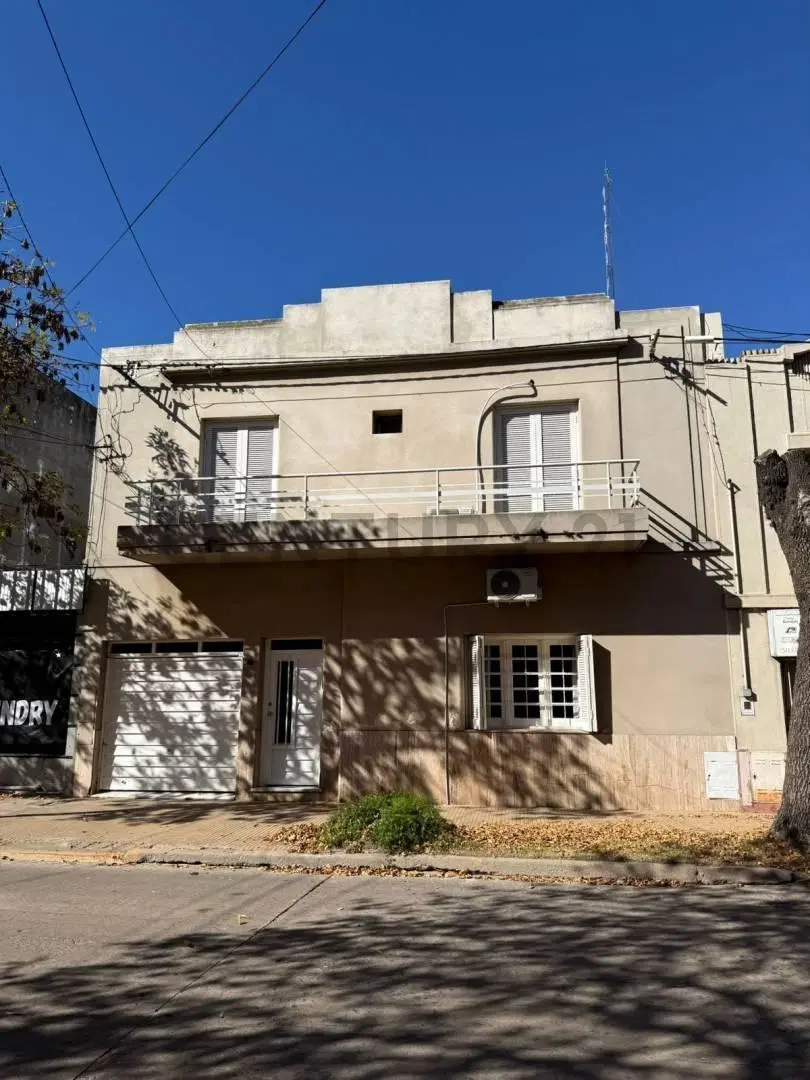 VENTA DE HERMOSA CASA DE 3 HABITACIONES CON PILETA Y COCHERA EN EL CENTRO DE VENADO TUERTO 2