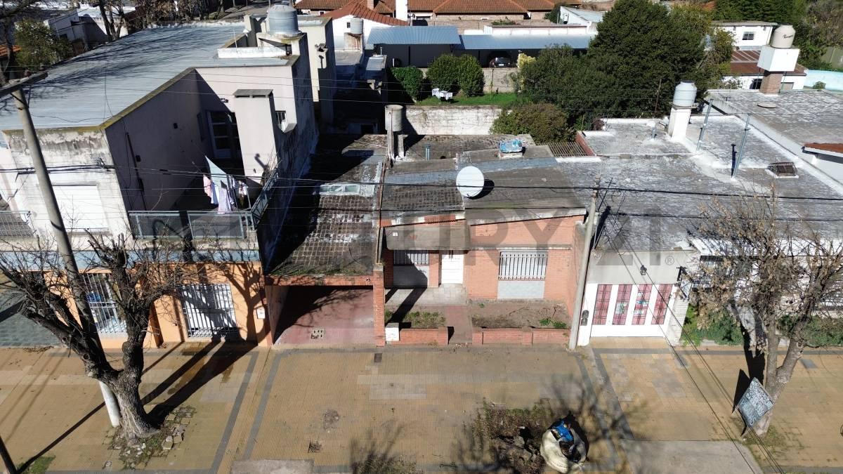 VENTA – CASA A RECICLAR SOBRE IMPORTANTE AVENIDA