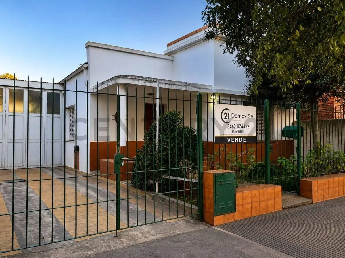 Casa de 3 dormitorios con cochera y galpón - Mauipu y Azcuenaga, Venado Tuerto. 2