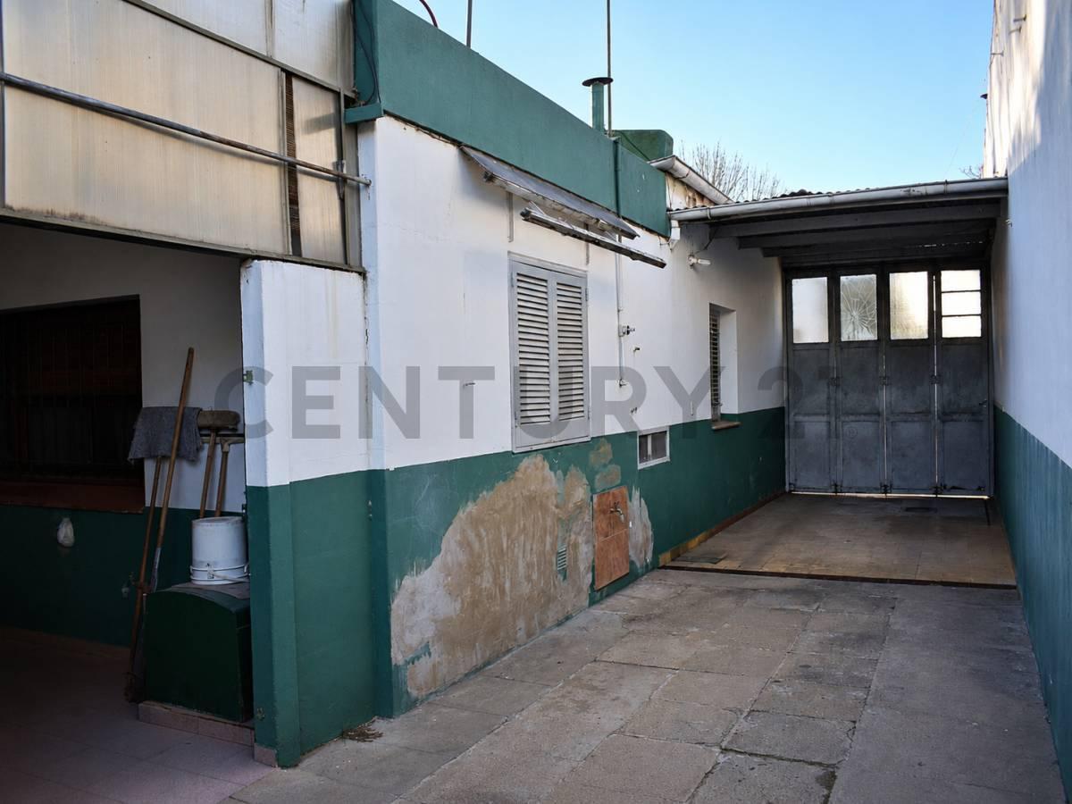 Foto de Casa de 3 dormitorios con cochera y galpón - Mauipu y Azcuenaga, Venado Tuerto., imagen 1