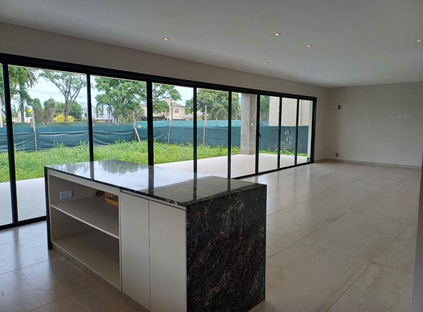 Foto de Venta Casa Country a metros de Av Perón, imagen 4