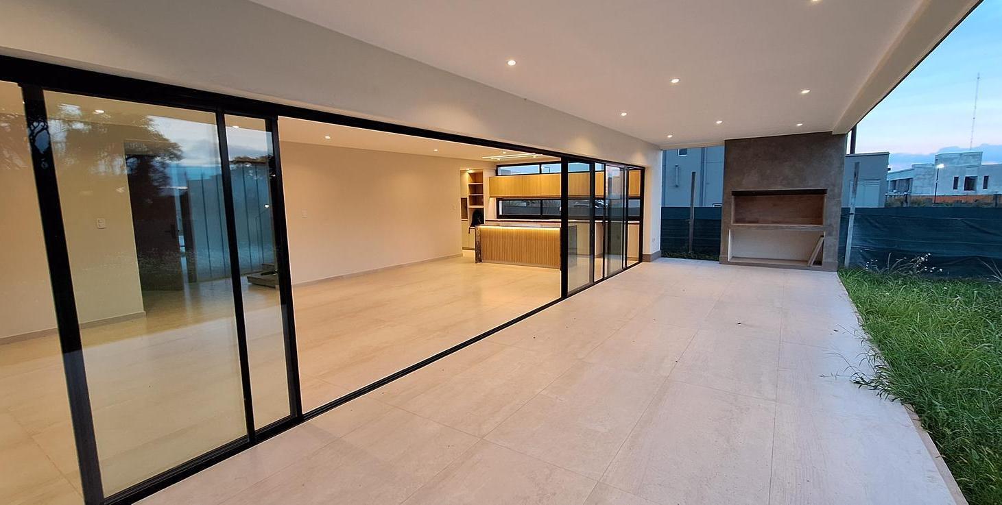 Venta Casa Country a metros de Av Perón