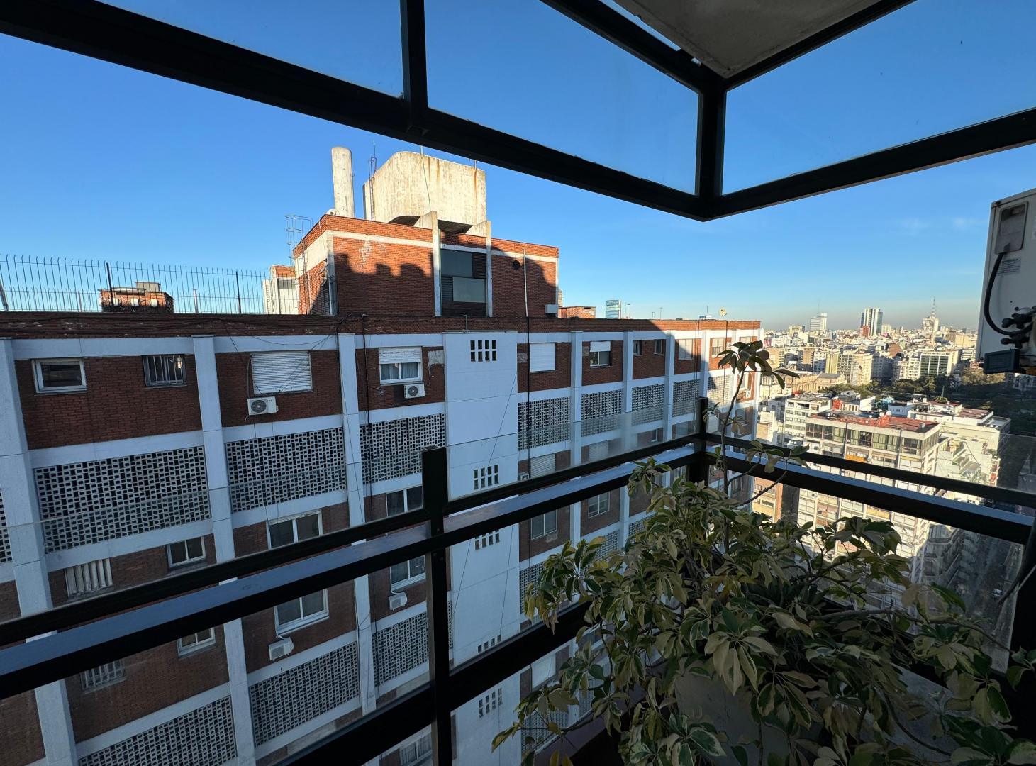 Foto de VENTA DPTO 5 AMB PISO 22 VISTA PANORÁMICA LUMINOSO CON BALCÓN, BAULERA, imagen 4