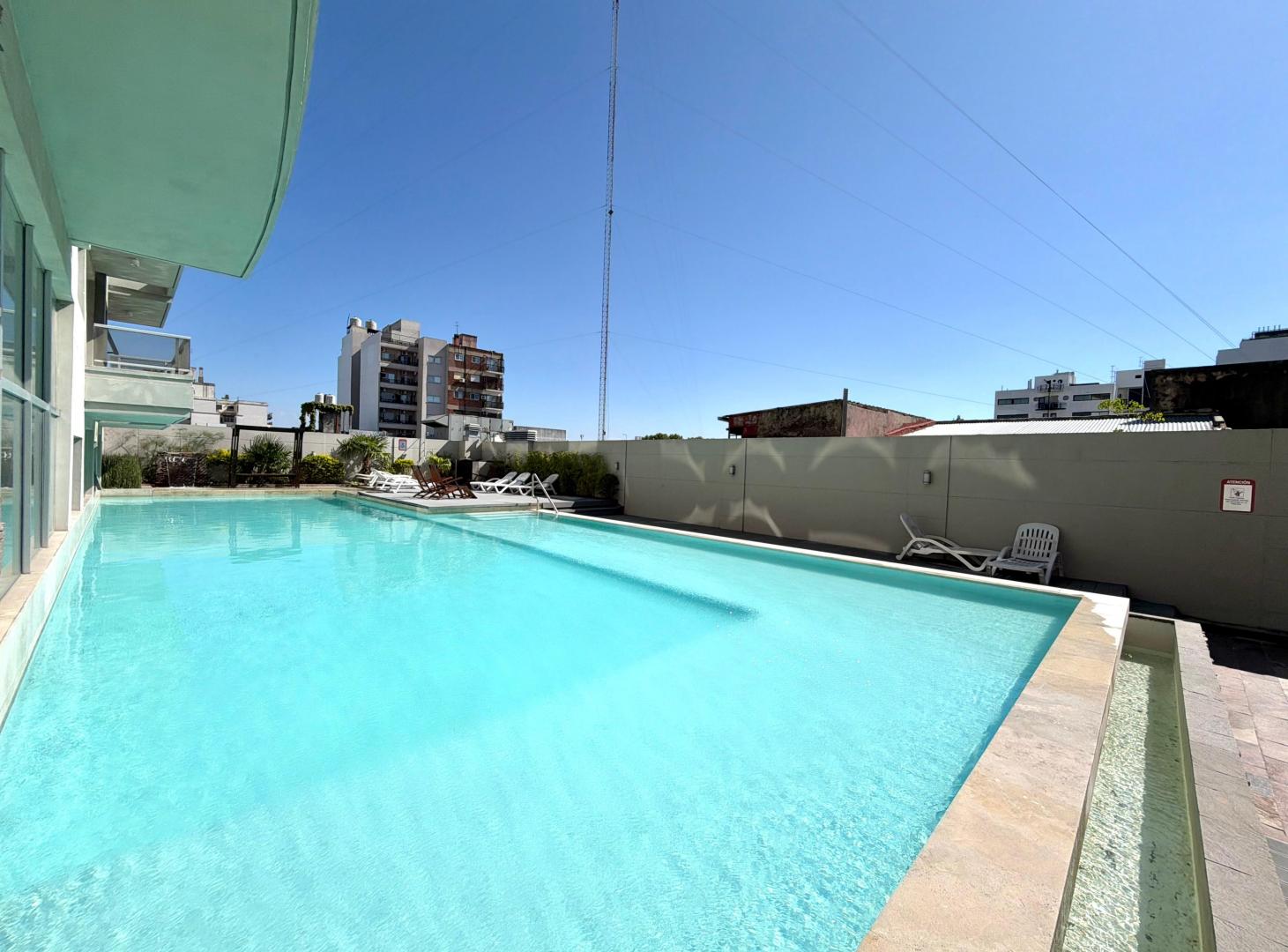 VENTA DPTO 3 AMBIENTES PISO ALTO LUMINOSO CON BALCÓN Y COCHERA – TORRE BRISAS PREMIUM
