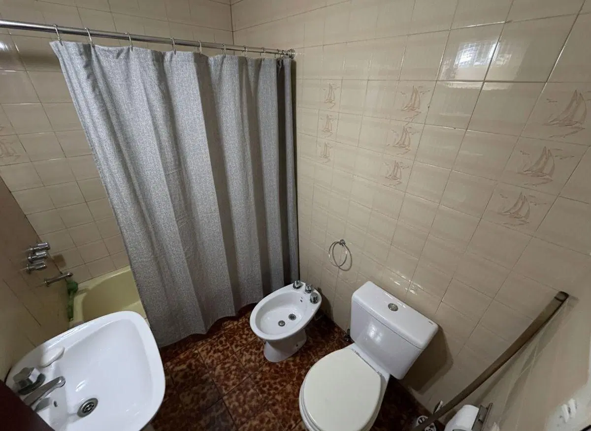 VENTA AMPLIA CASA 5 AMBIENTES LOTE PROPIO CON PATIO Y JARDÍN 5