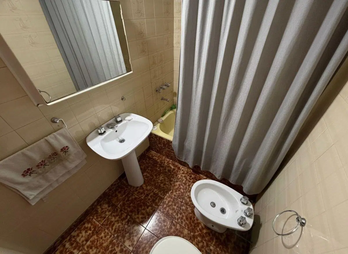 VENTA AMPLIA CASA 5 AMBIENTES LOTE PROPIO CON PATIO Y JARDÍN 2