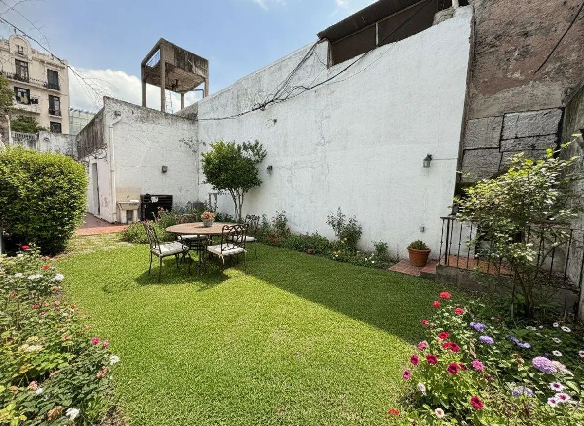 VENTA AMPLIA CASA 5 AMBIENTES LOTE PROPIO CON PATIO Y JARDÍN 2