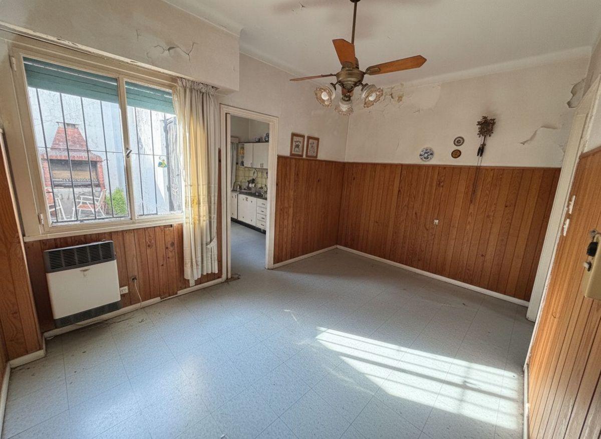 Foto de VENTA AMPLIA CASA 5 AMB CON BALCÓN, PATIO Y COCHERA, imagen 3
