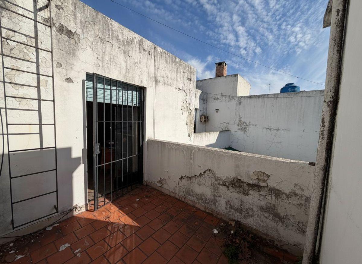 Foto de VENTA AMPLIA CASA 5 AMB CON BALCÓN, PATIO Y COCHERA, imagen 4