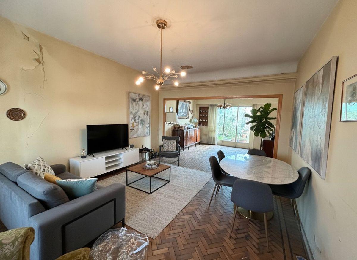 Foto de VENTA AMPLIA CASA 5 AMB CON BALCÓN, PATIO Y COCHERA, imagen 2