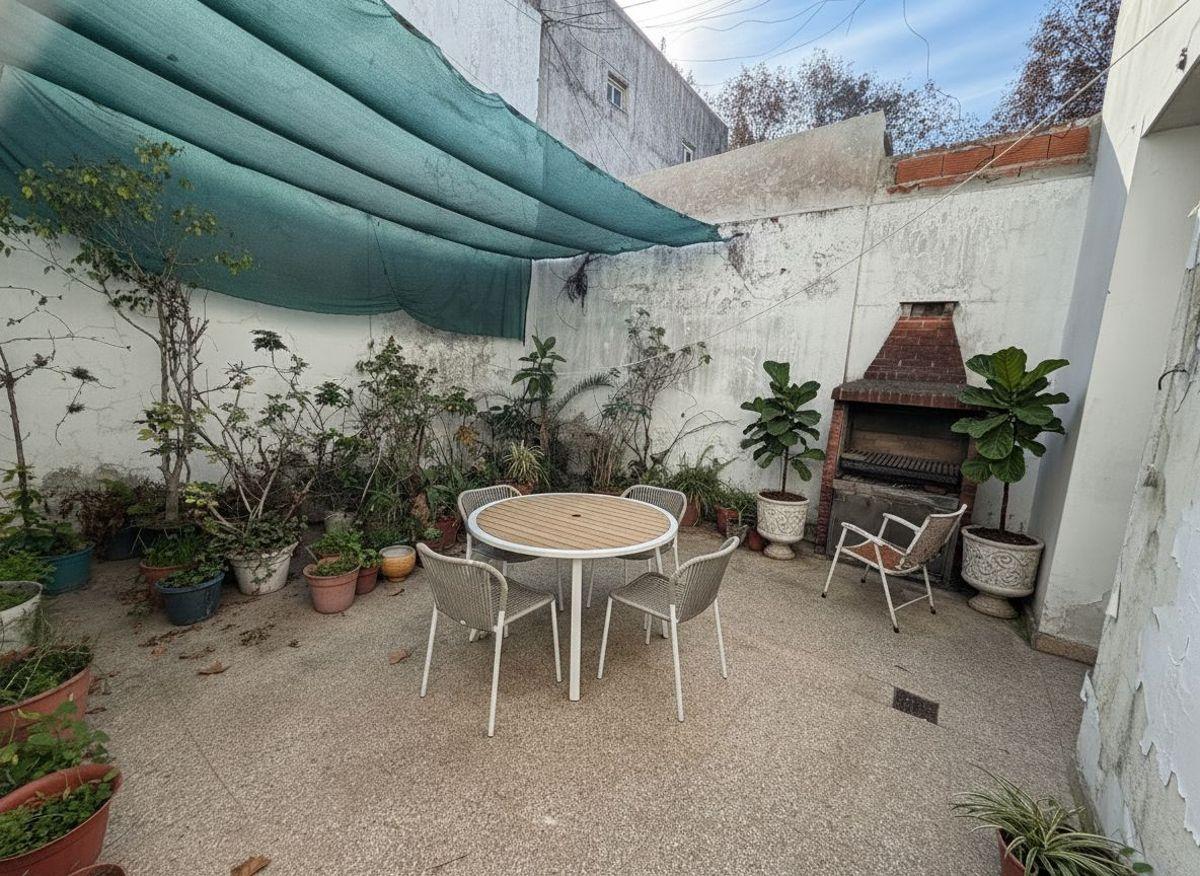 Foto de VENTA AMPLIA CASA 5 AMB CON BALCÓN, PATIO Y COCHERA, imagen 5