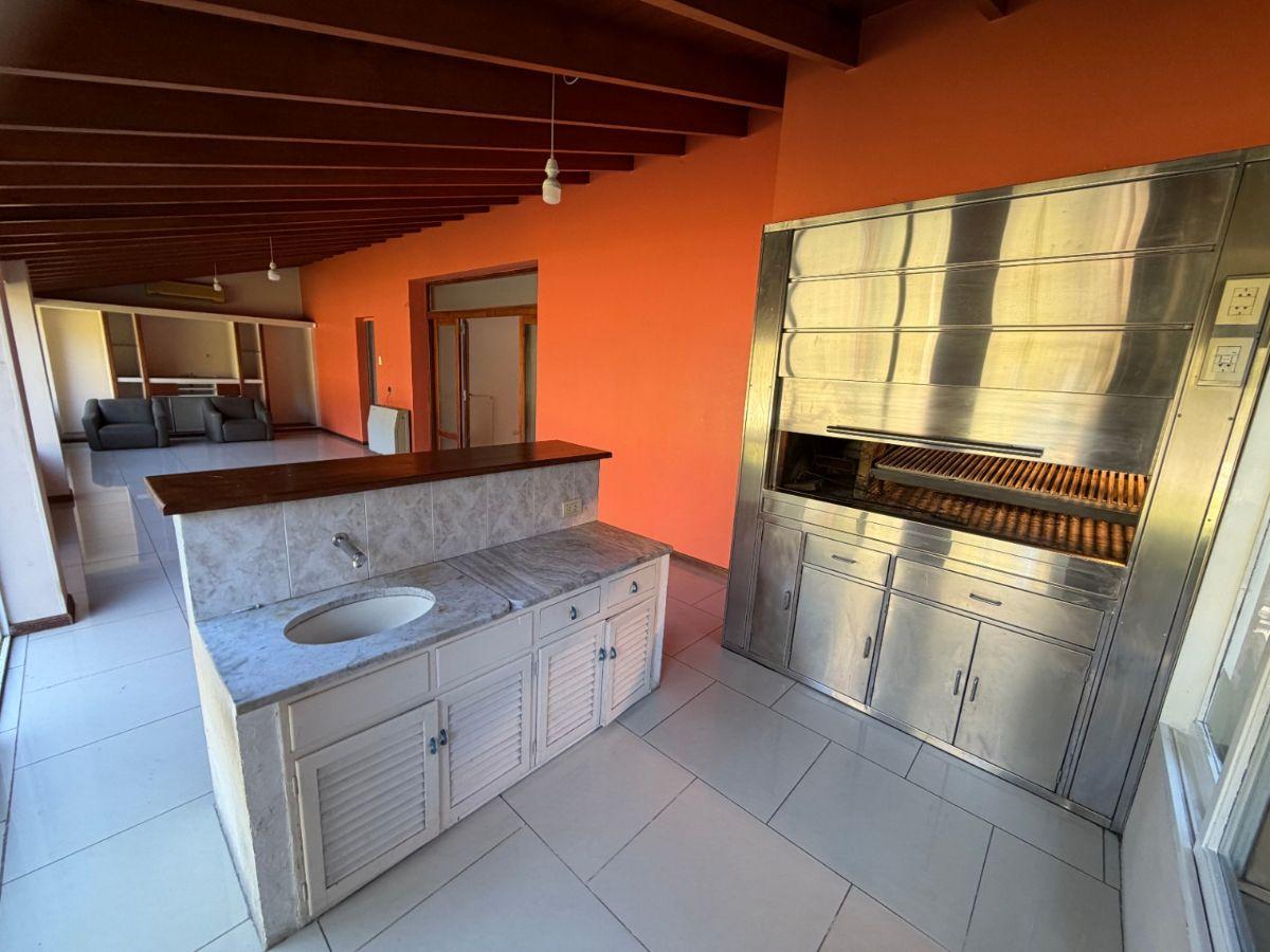 Foto de VENTA AMPLIA CASA 6 AMB CON JARDIN PILETA PARRILA Y COCHERA EN SAN, imagen 4