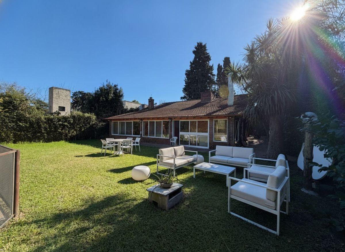 Foto de VENTA AMPLIA CASA 6 AMB CON JARDIN PILETA PARRILA Y COCHERA EN SAN, imagen 1