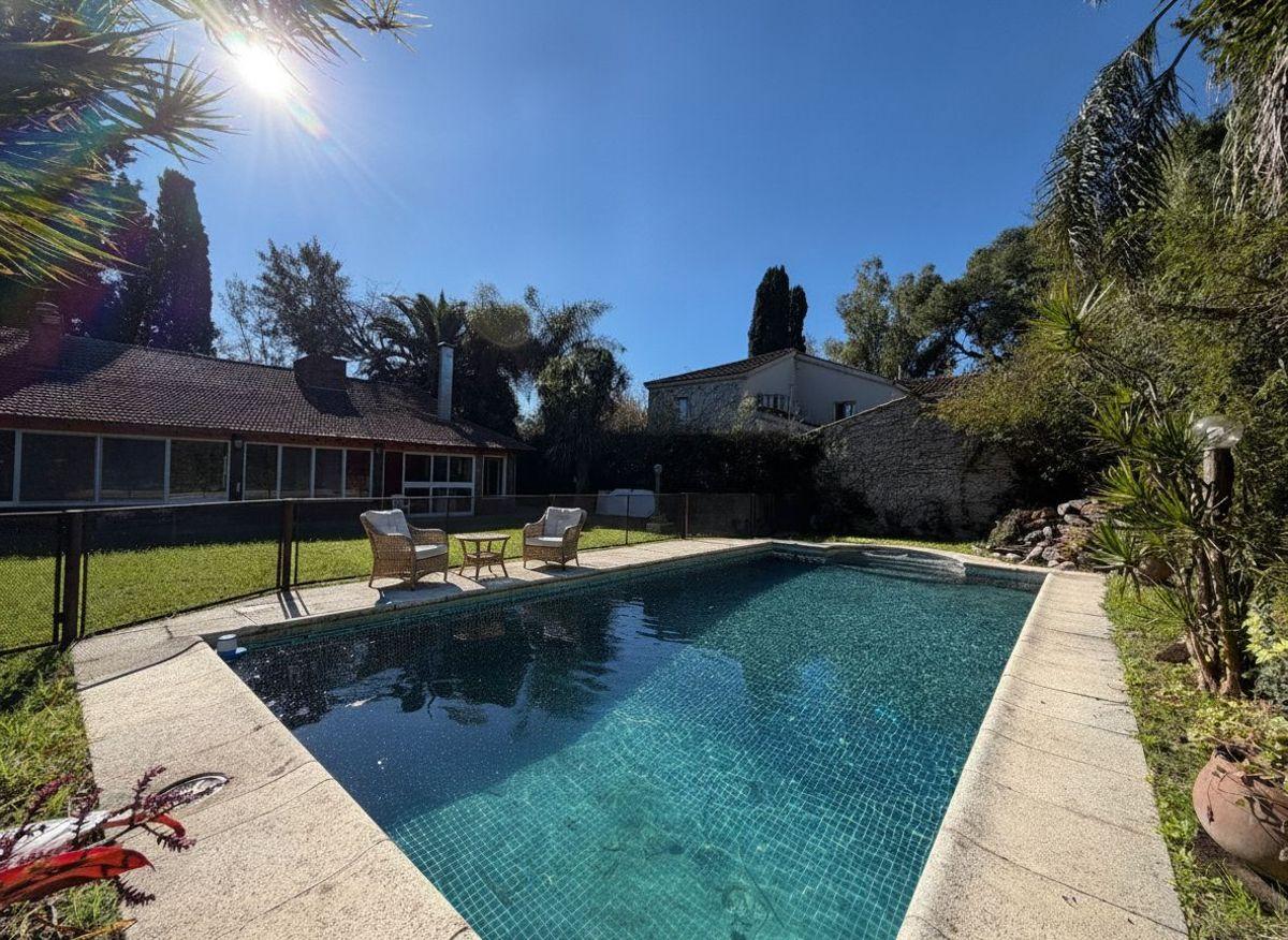 Foto de VENTA AMPLIA CASA 6 AMB CON JARDIN PILETA PARRILA Y COCHERA EN SAN, imagen 5