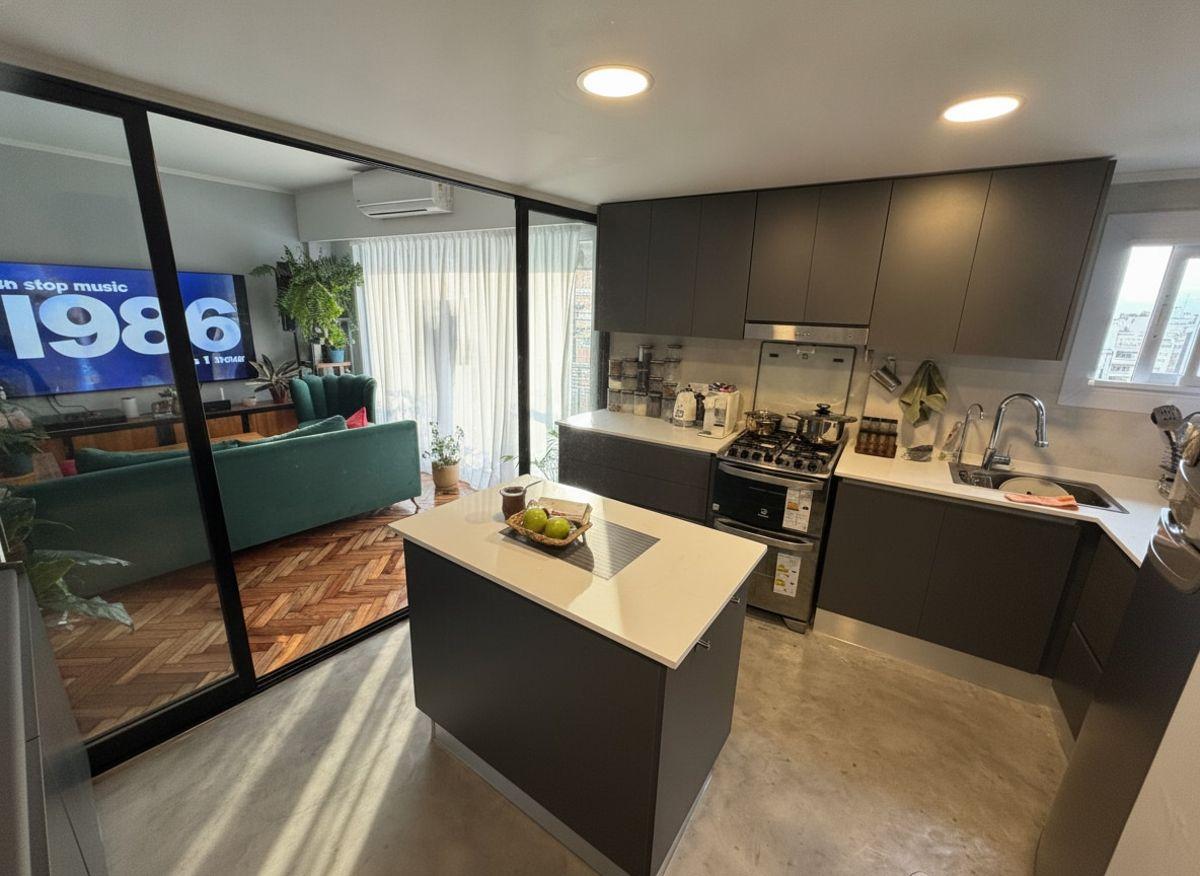 Foto de VENTA DPTO 4 AMB REFACCIONADO CON BALCÓN PISO ALTO BELGRANO, imagen 2