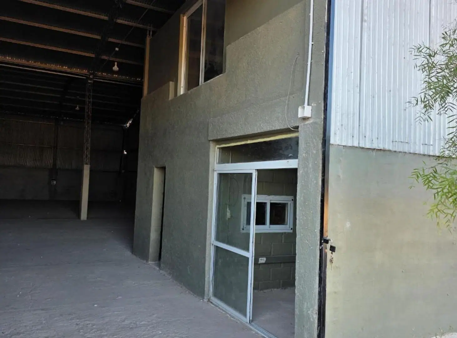 ALQUILER NAVES INDUSTRIALES 650M2 COLONIA TIROLESA 2