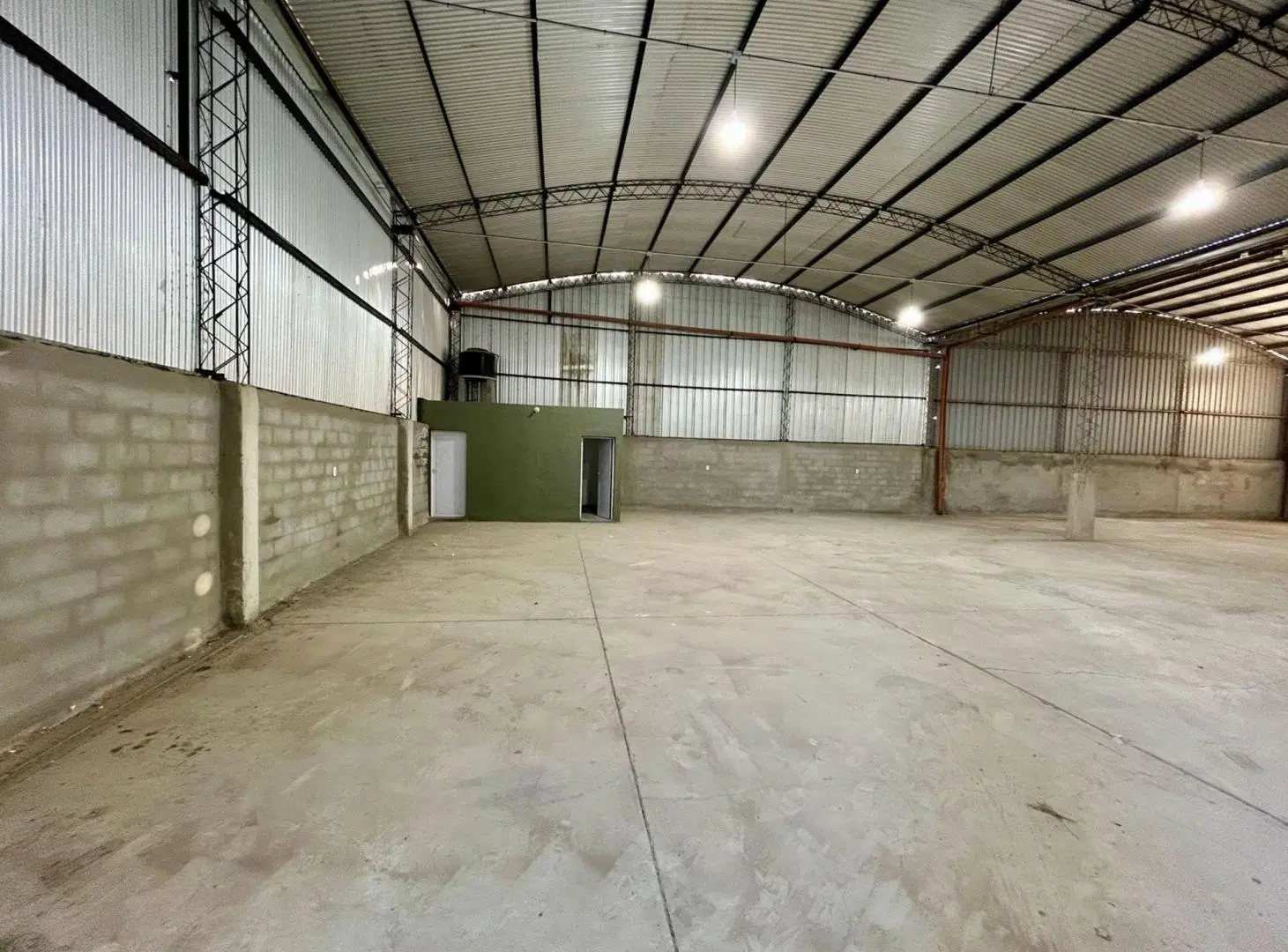 ALQUILER NAVES INDUSTRIALES 650M2 COLONIA TIROLESA 3