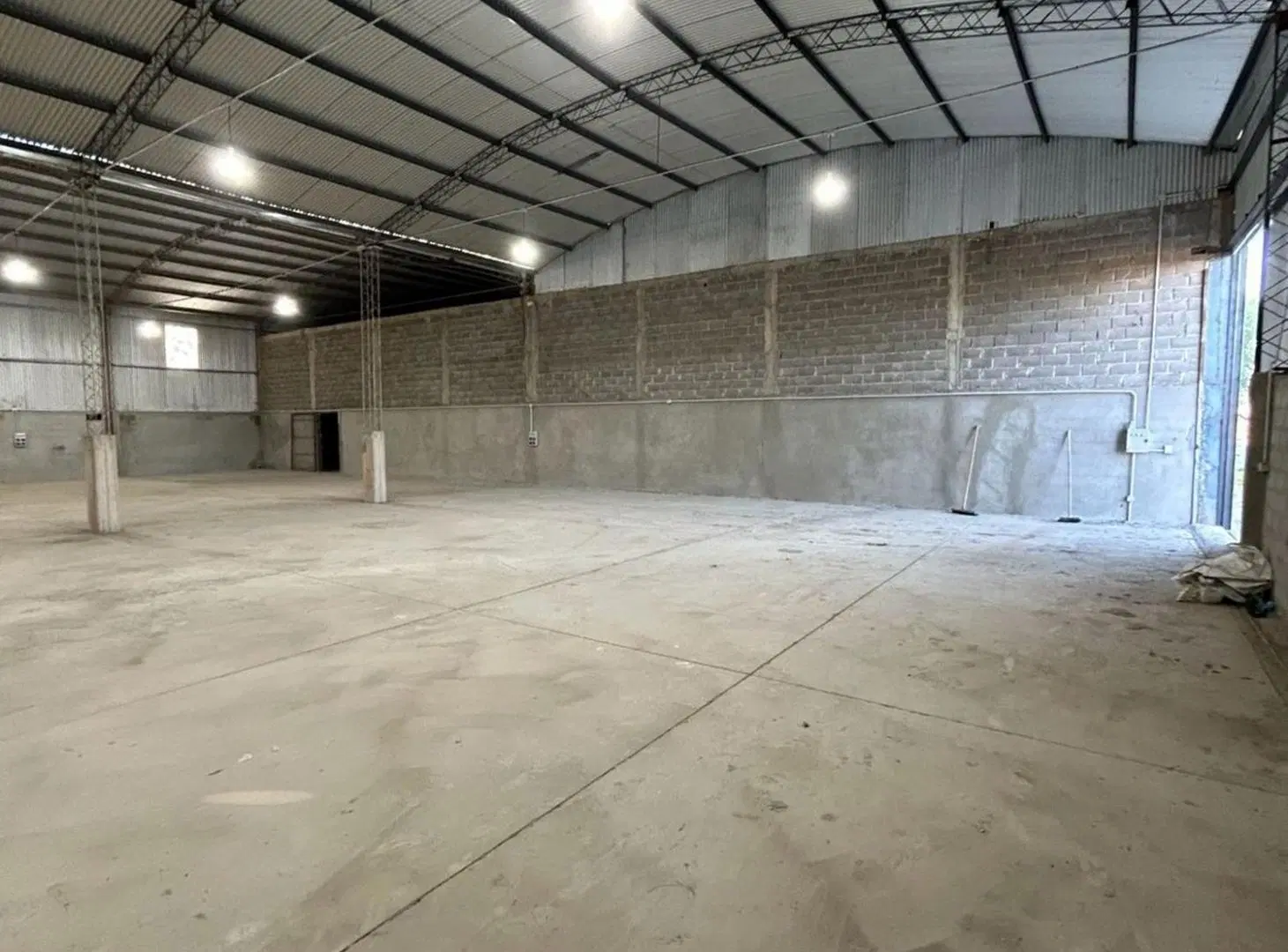 ALQUILER NAVES INDUSTRIALES 650M2 COLONIA TIROLESA 5