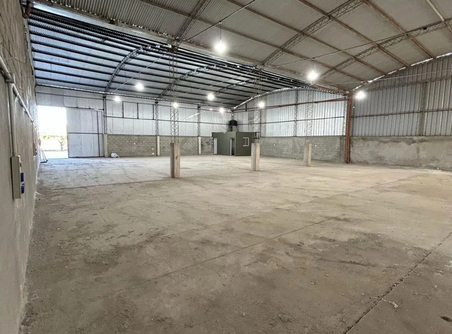 ALQUILER NAVES INDUSTRIALES 650M2 COLONIA TIROLESA 4