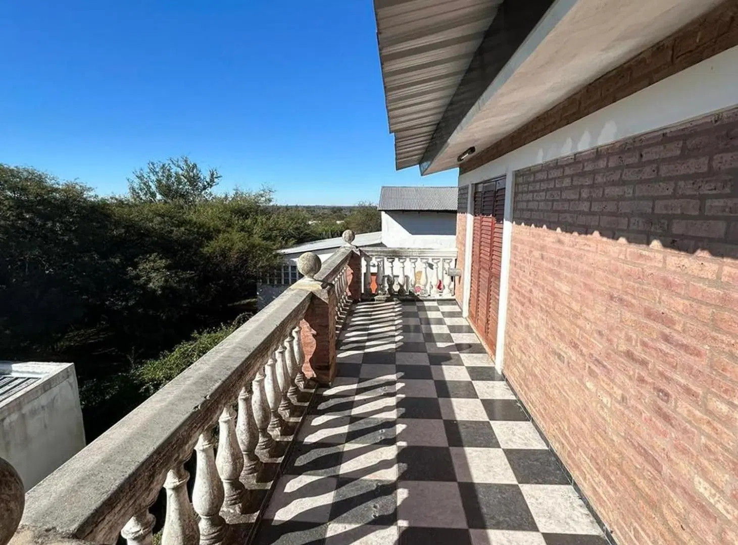 VENTA CASA 3 DORM CON PILETA EN VILLA LOS AROMOS 4