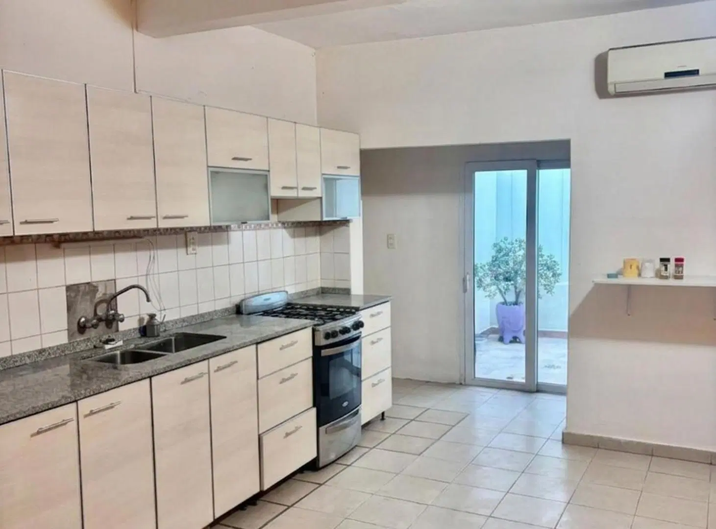 ALQUILER CASA 3 DORM B SARMIENTO COCHERA Y PATIO 2
