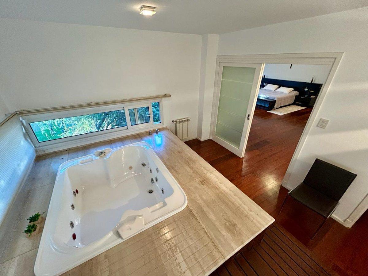 Foto de VENTA GRAN CASA COUNTRY EL BOSQUE RECIBE MENOR, imagen 1