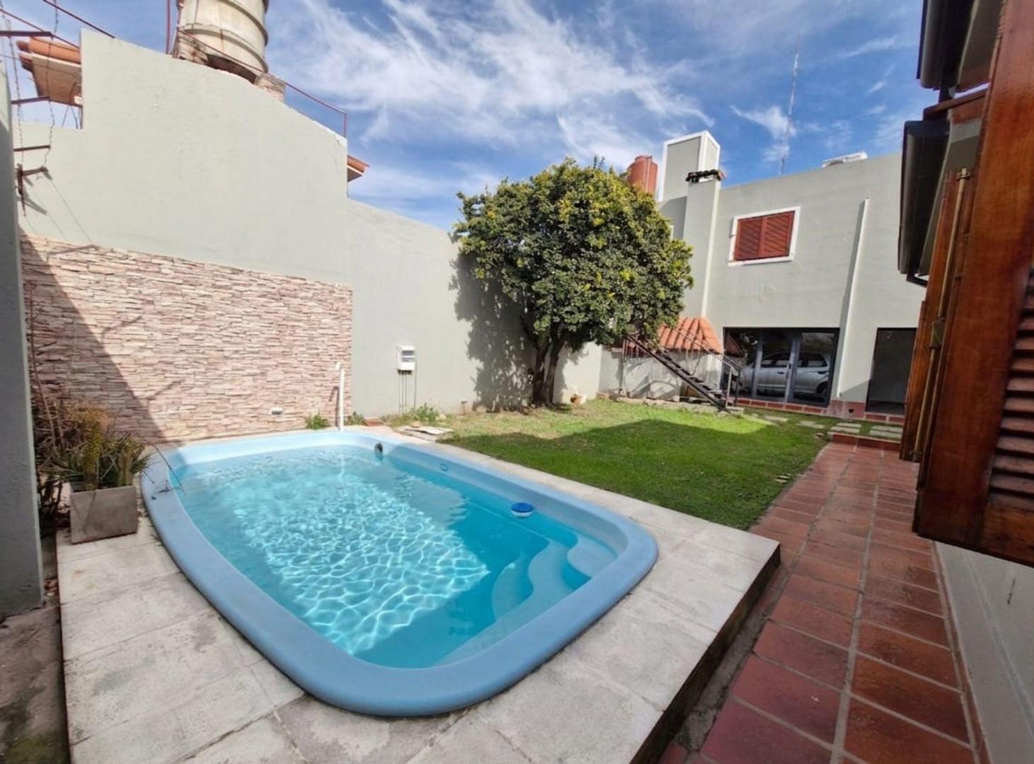 Foto de VENTA CASA 4 DORMITORIOS RESIDENCIAL OLIVOS PILETA, imagen 2