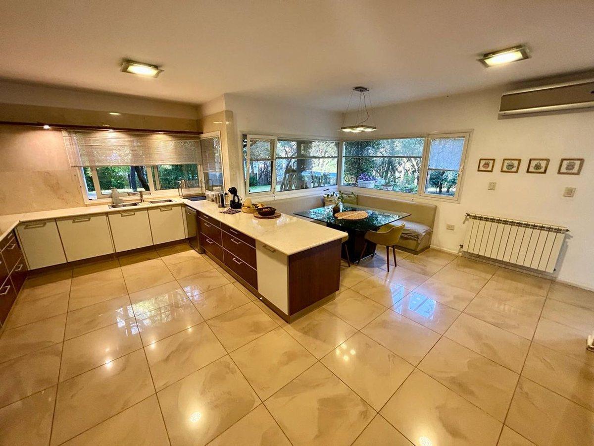Foto de VENTA GRAN CASA COUNTRY EL BOSQUE RECIBE MENOR, imagen 1