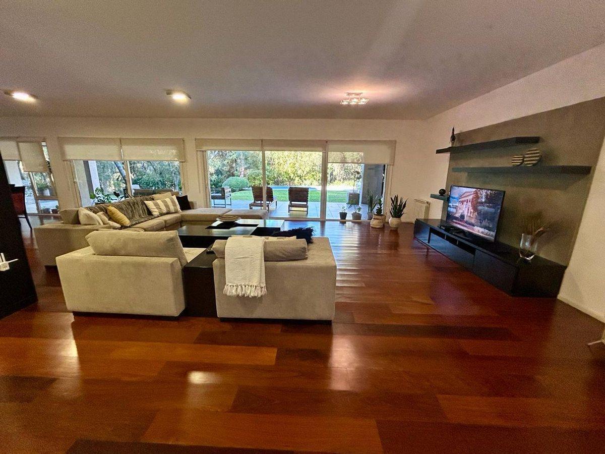 Foto de VENTA GRAN CASA COUNTRY EL BOSQUE RECIBE MENOR, imagen 2