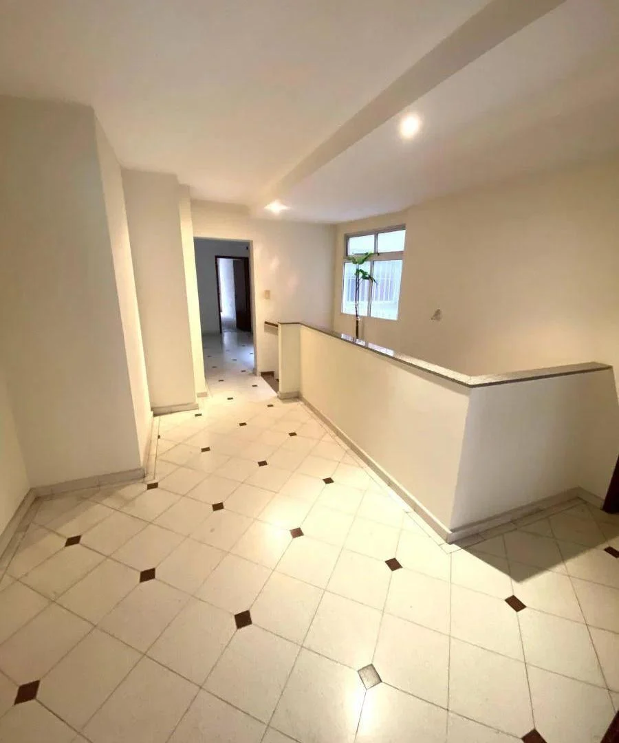 Venta Semipiso en Microcentro 5 Dorm. y Cochera
