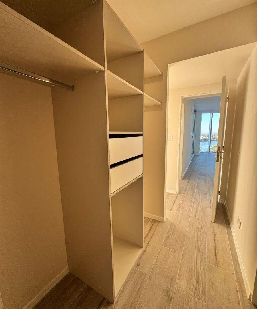 Se ALQUILA semipiso de 2 dormitorios y 2 baños en AMARRAS CENTER, TORRE III 5