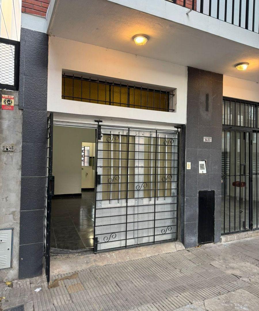 Casa de 2 dormitorios y cochera en alquiler