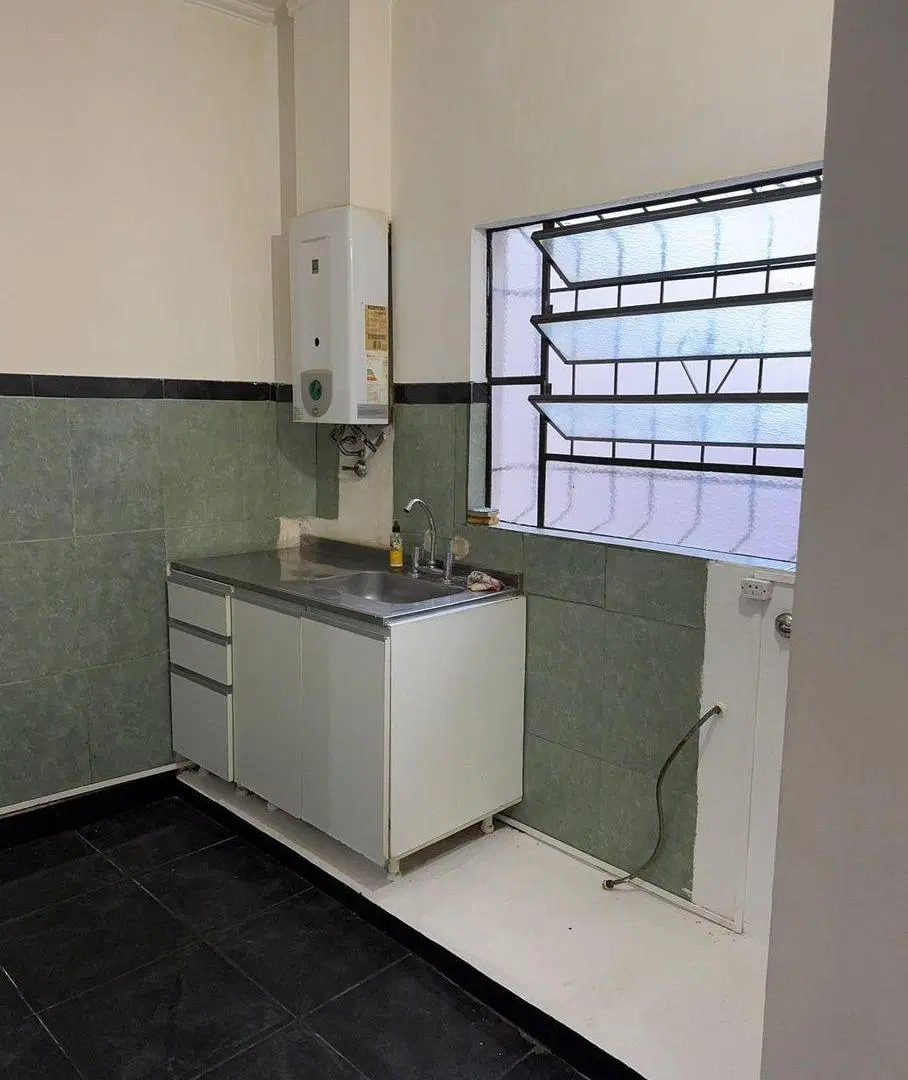 Casa de 2 dormitorios y cochera en alquiler 1