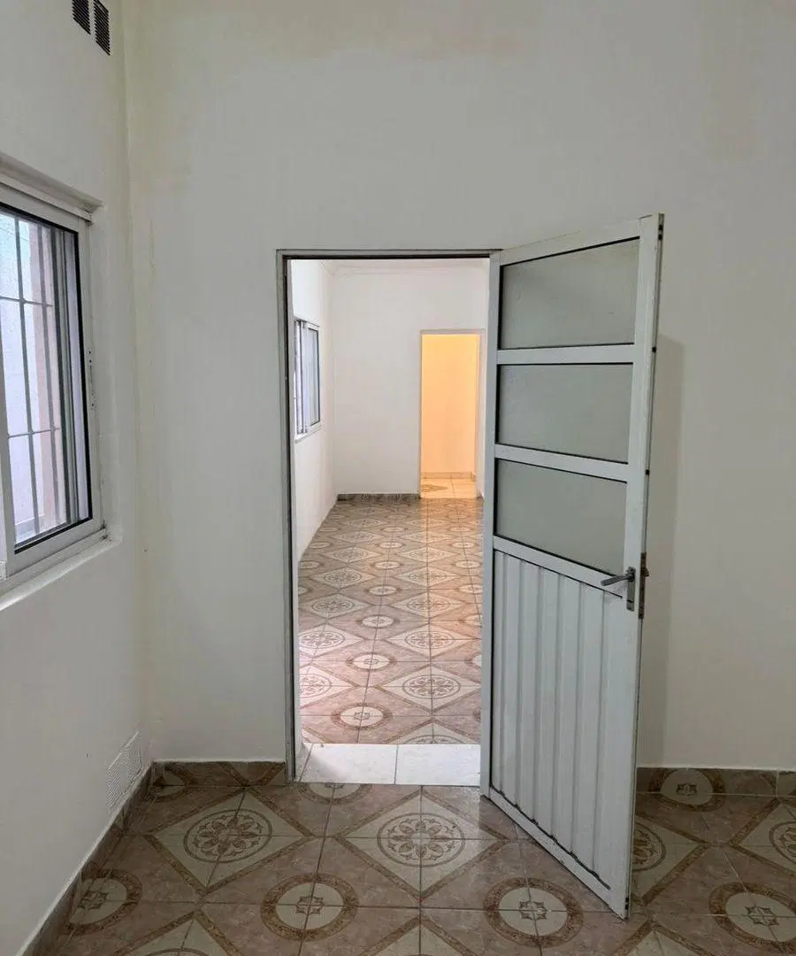 Casa de 2 dormitorios y cochera en alquiler 2
