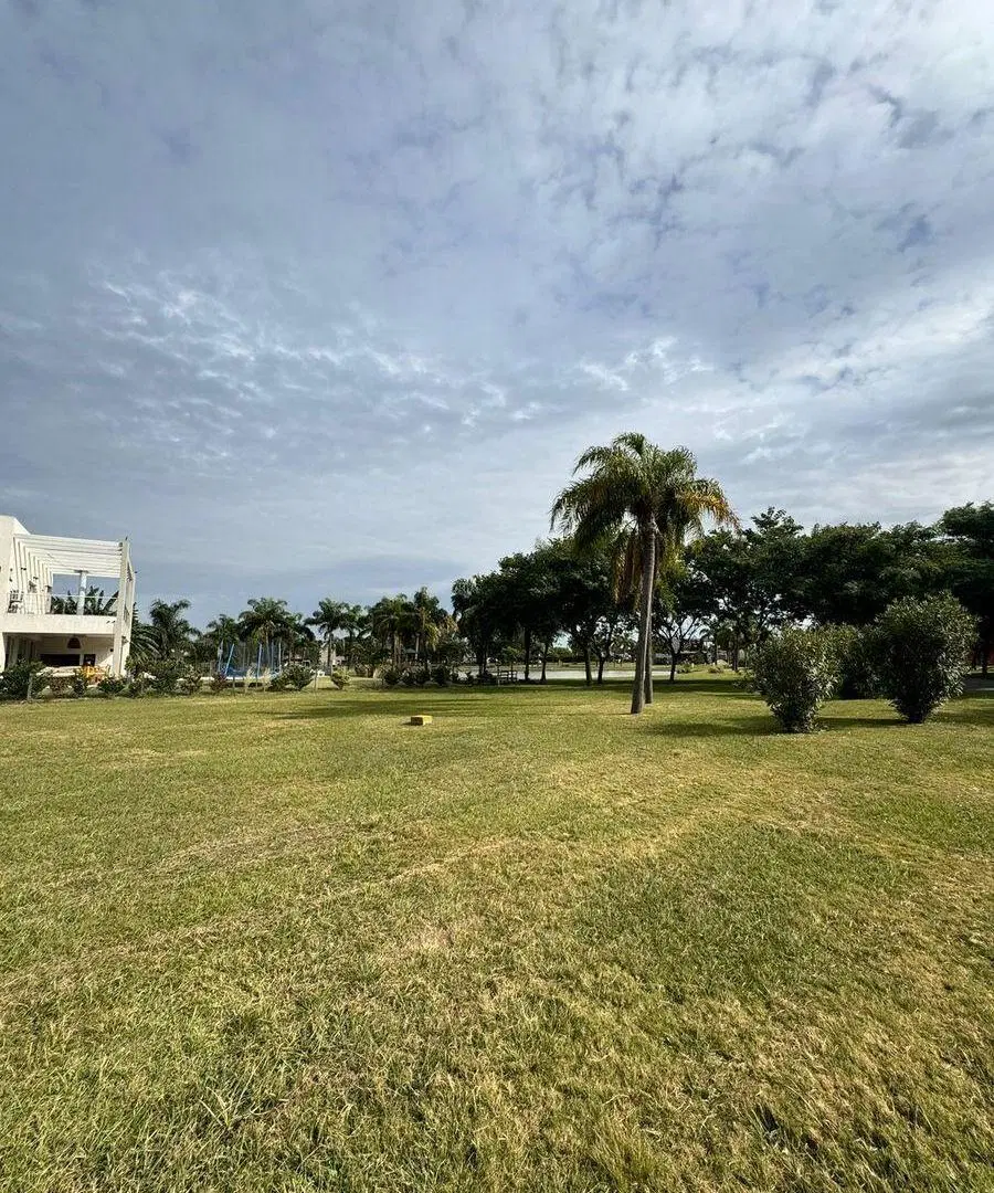 Se VENDE Excepcional terreno en AIRES DEL LLANO. Vista al Lago, sobre el Boulevard principal. 4