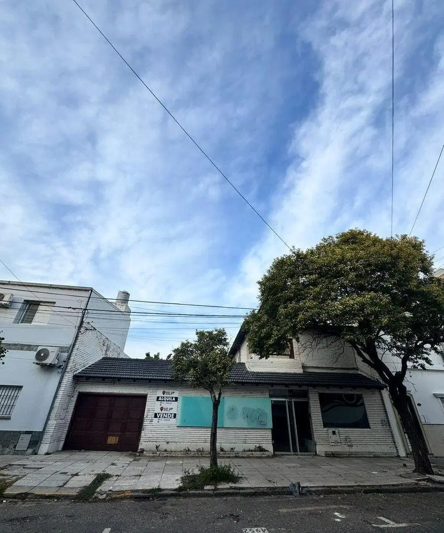 Importante Inmueble en Alquiler. Propiedad de 353 m2 ubicada en Hipólito Irigoyen 3049. 2