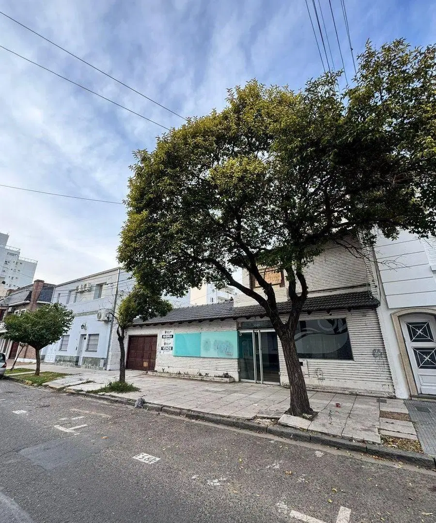 Importante Inmueble en Alquiler. Propiedad de 353 m2 ubicada en Hipólito Irigoyen 3049. 4