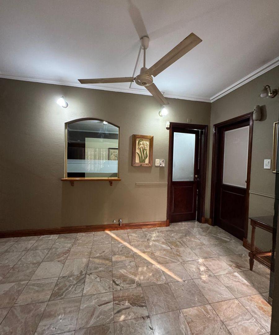 Foto de Venta con casa estudio profesional y departamento, imagen 3