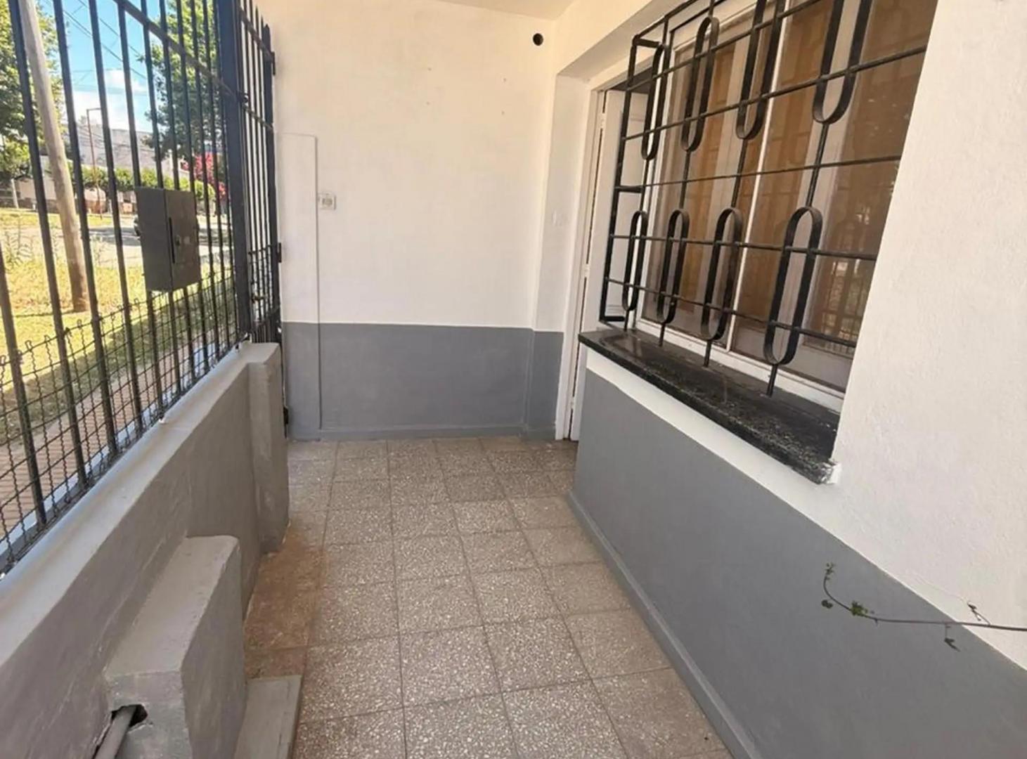 Casa de 3 amb en Barrio Parque Bernal Sup Total 399 m2