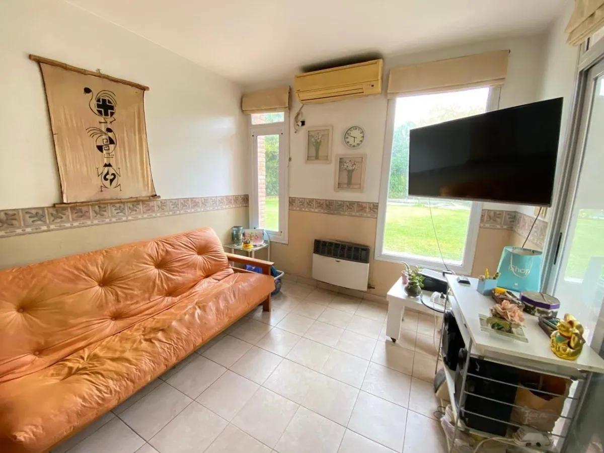 Foto de Casa con 5 ambientes / Pileta en venta en Santa Bárbara, 871 m², imagen 2